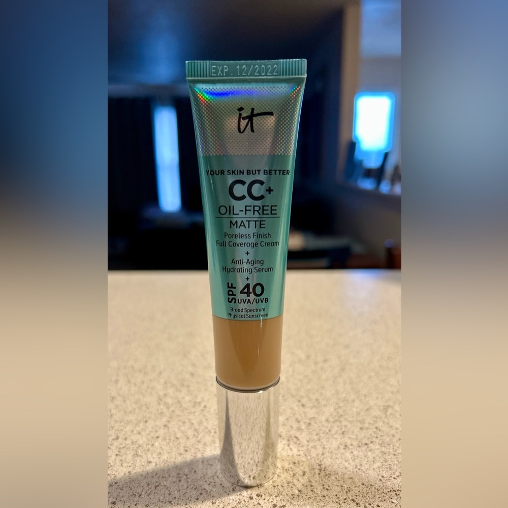 IT COSMETICS + CC+ CREAM OIL-FREE MATTE FULL-COVERAGE FOUNDATION WITH SPF 40 NEW